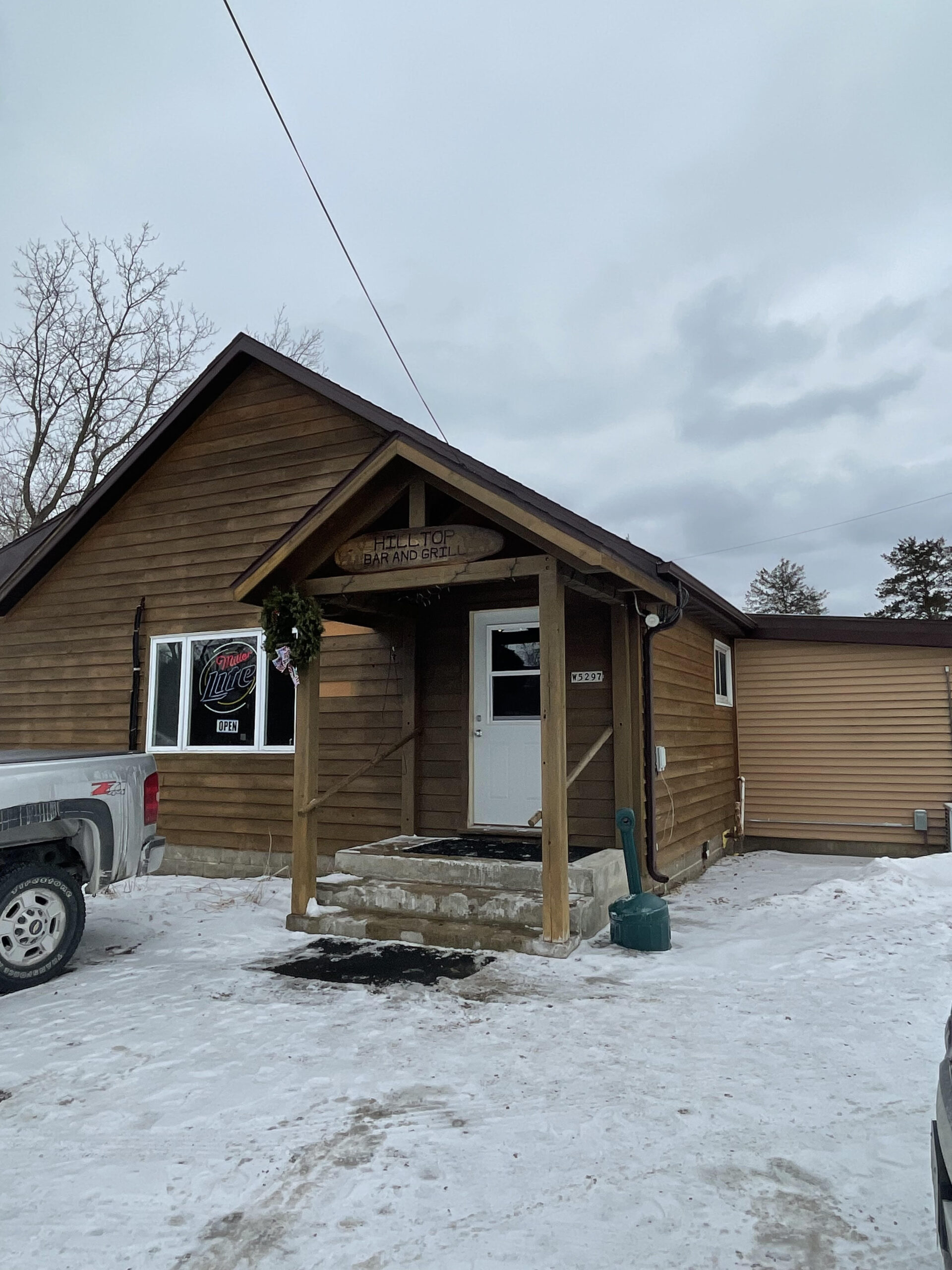 Small Town Eats Hilltop Bar & Grill in Holmen, Wisconsin KQ98
