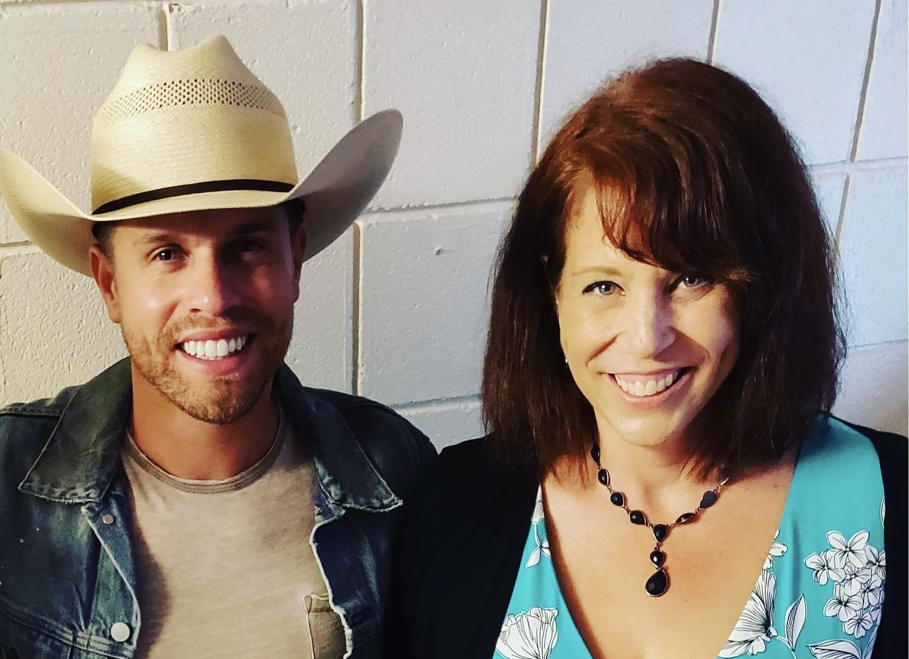 KRISTINA CHATS WITH DUSTIN LYNCH KQ98