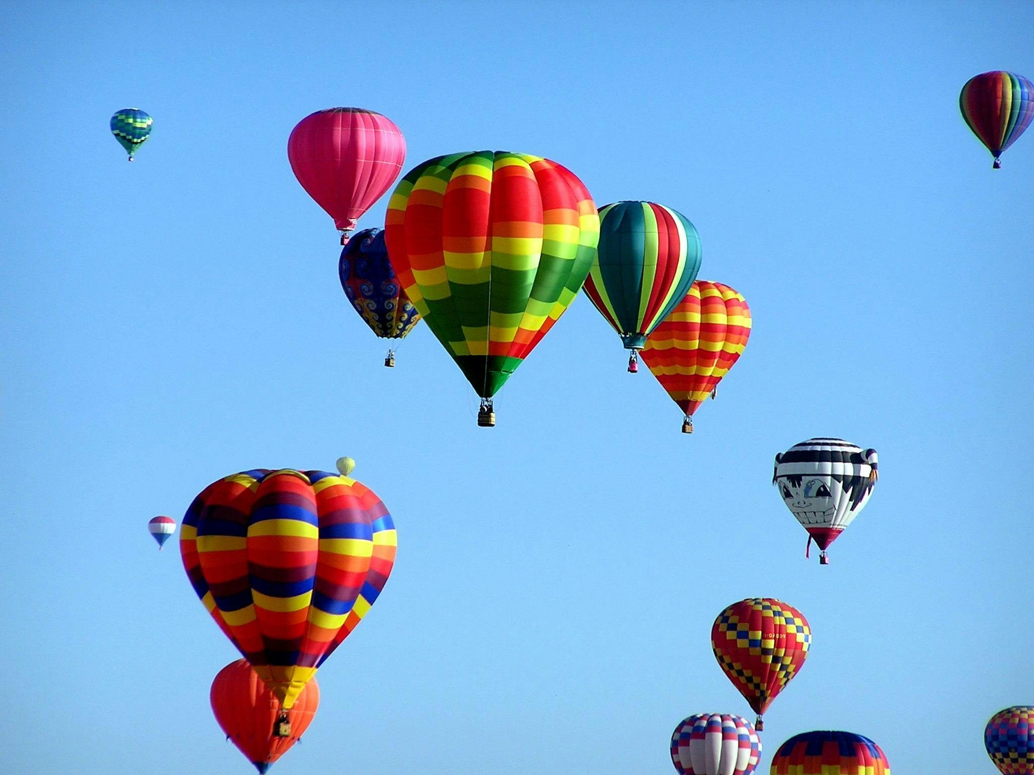 A HOT AIR BALLOON CRASHES NEAR A ROCHESTER HIGHWAY KQ98